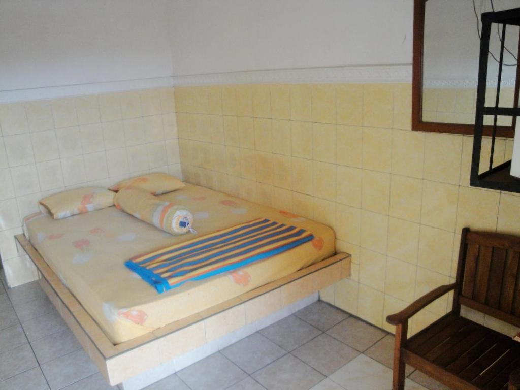 Uma cama ou camas num quarto em Hotel Arjuna Sari Bandungan