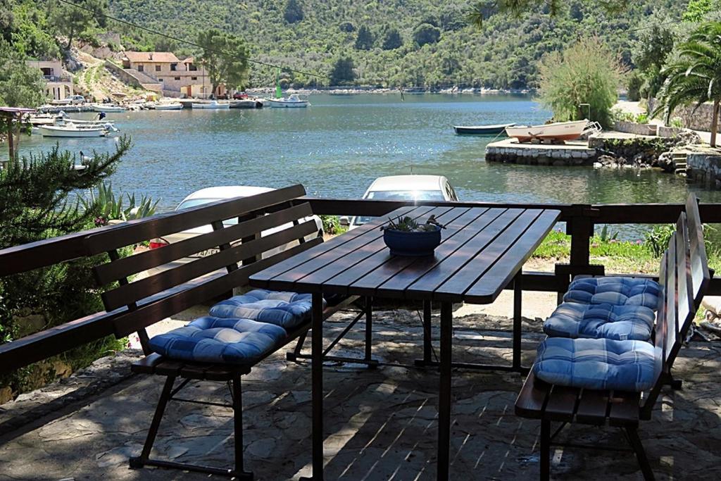 una mesa de madera y sillas con vistas al lago en Apartments Vera, en Okuklje