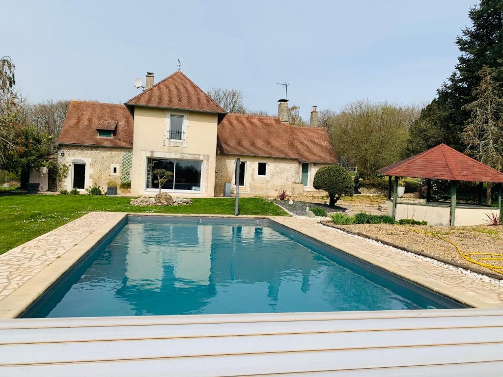 une piscine devant une maison dans l'établissement DOMAINE LE CLOS, à Jupilles
