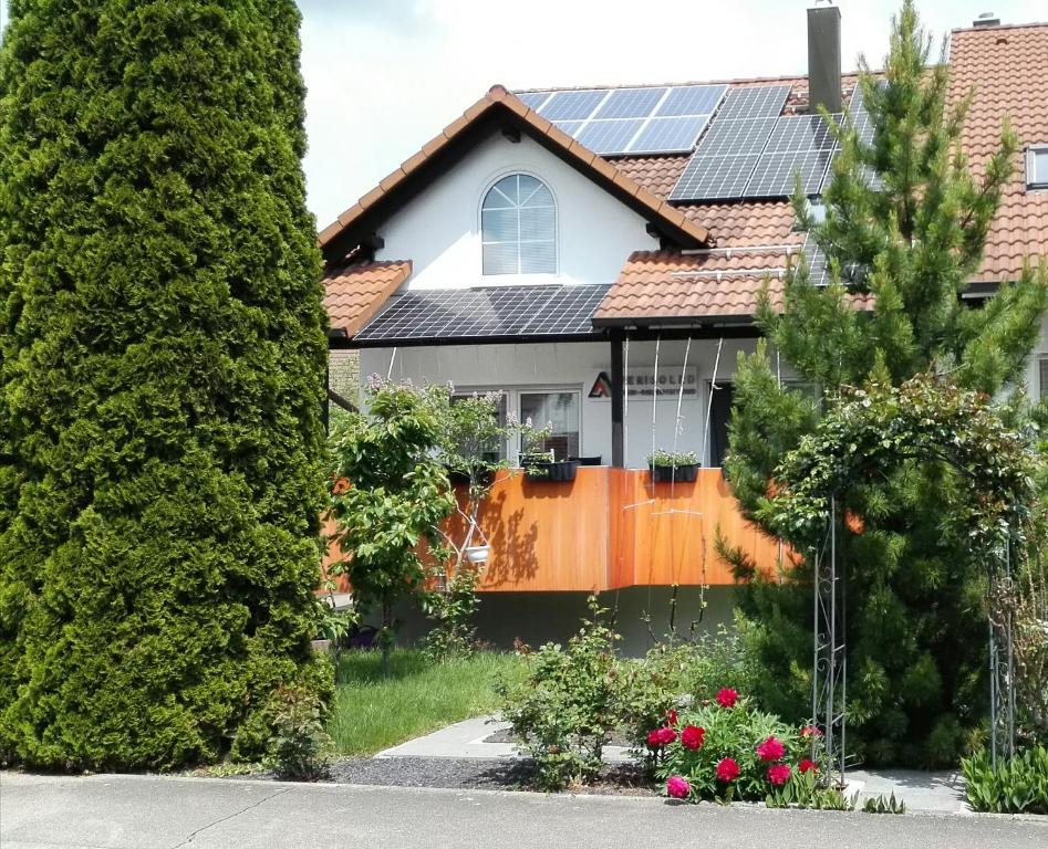 una casa con pannelli solari sul tetto di Ferienwohnung Martin a Neuhausen ob Eck