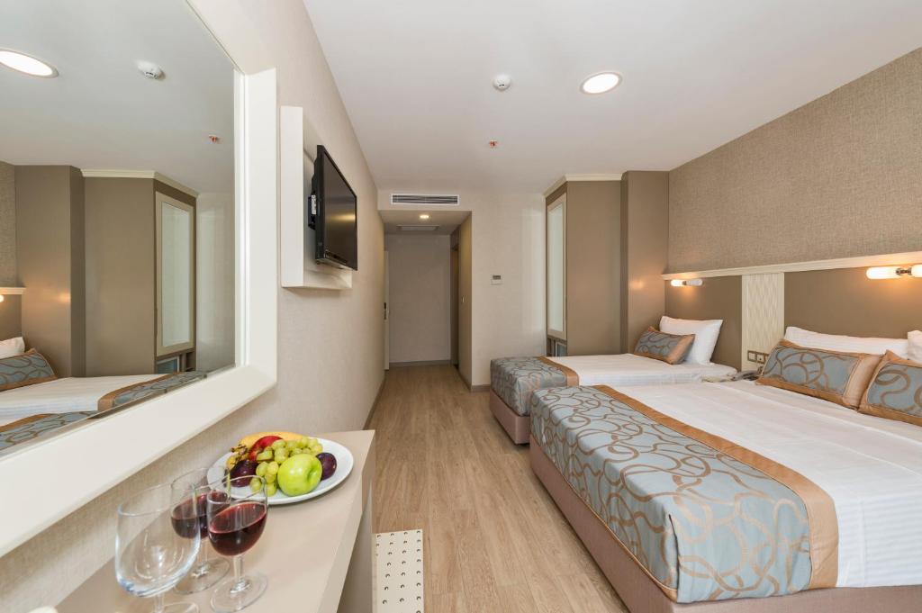 A bed or beds in a room at Marcello Hotel