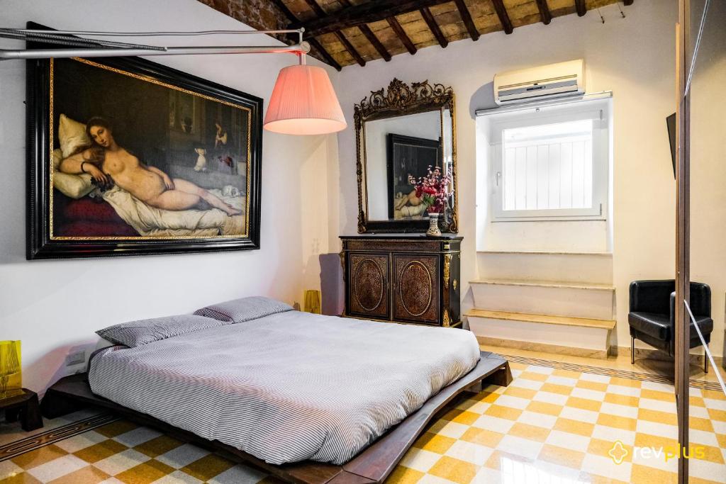 ein Schlafzimmer mit einem Bett und einem Wandgemälde in der Unterkunft ML Luxury Apartment in Rom