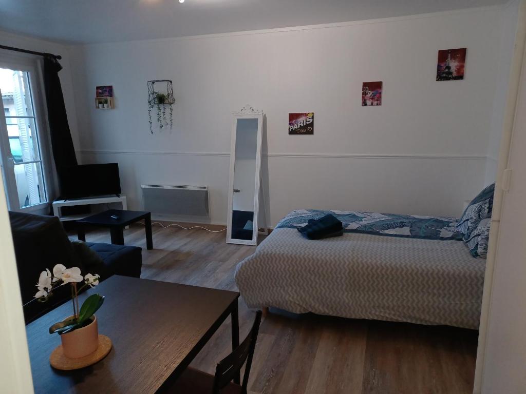 Ein Bett oder Betten in einem Zimmer der Unterkunft Le quadrapin, studio 4 personnes centre ville Compiègne
