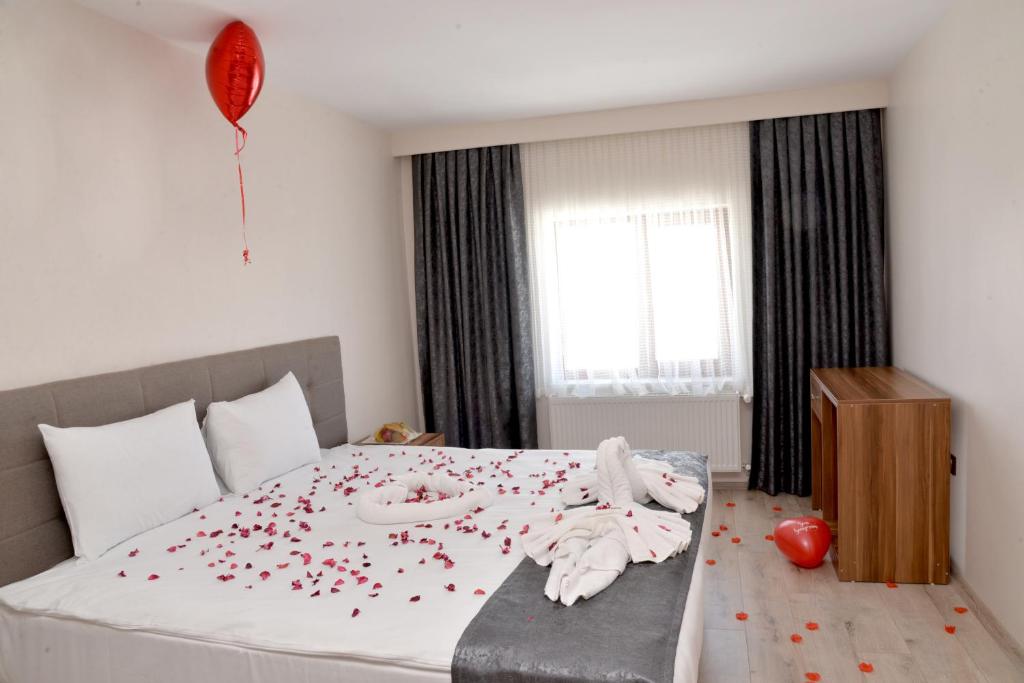 Кровать или кровати в номере Zümrüt Palas Otel