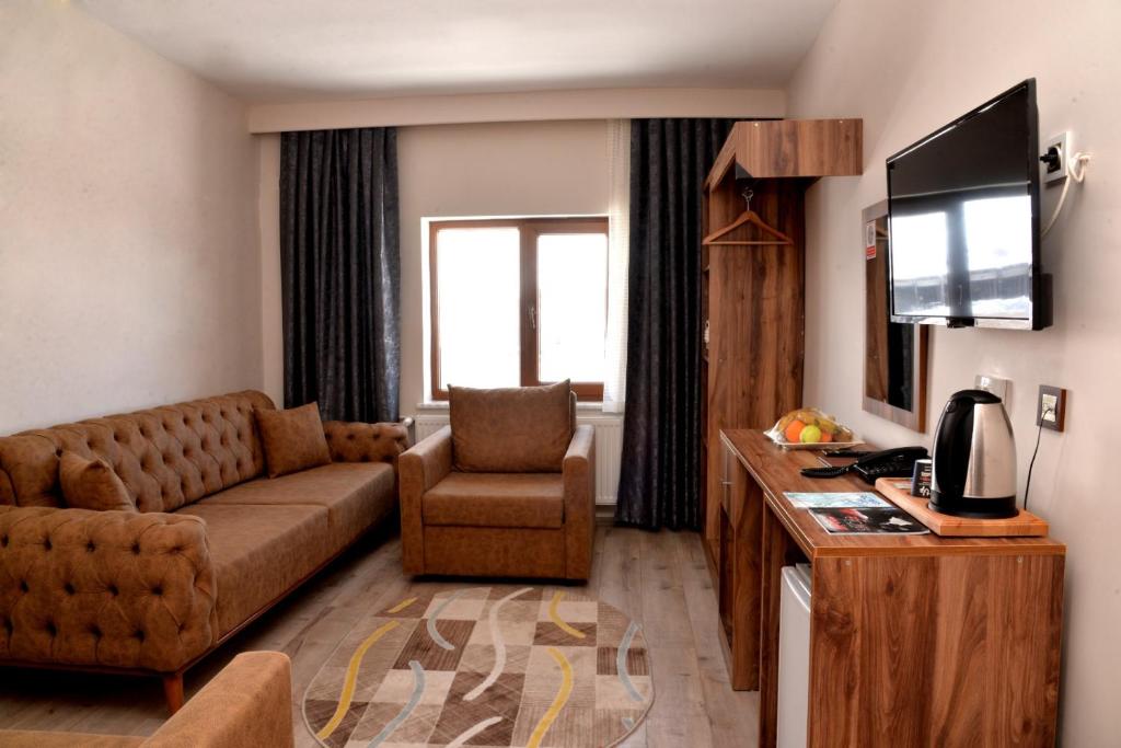 Телевизор и/или развлекательный центр в Zümrüt Palas Otel