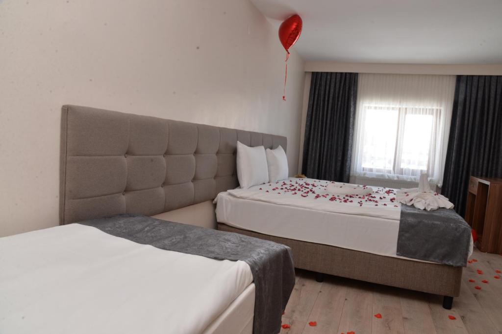 Кровать или кровати в номере Zümrüt Palas Otel