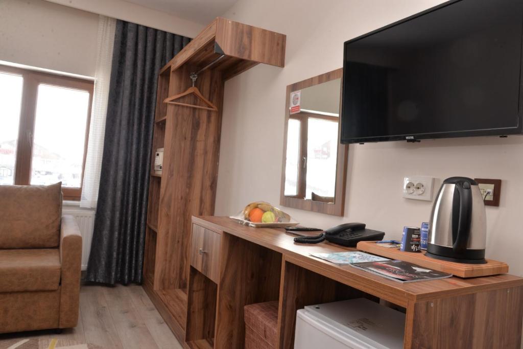 Телевизор и/или развлекательный центр в Zümrüt Palas Otel