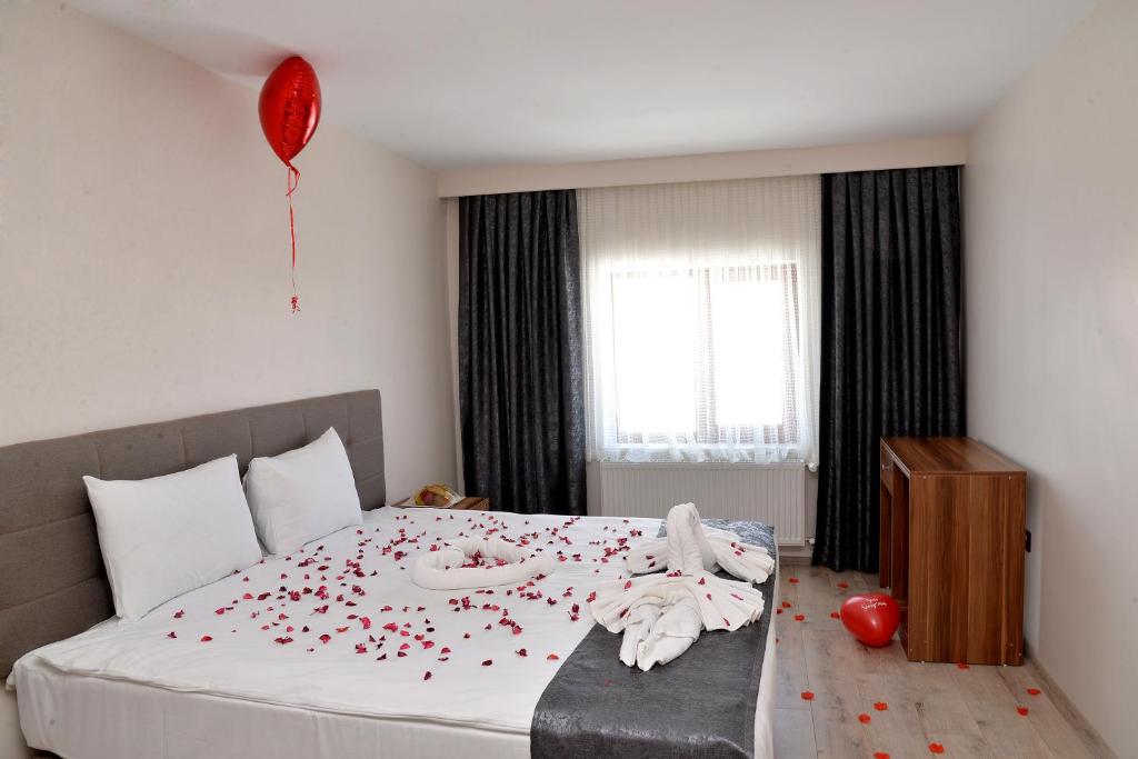 Кровать или кровати в номере Zümrüt Palas Otel