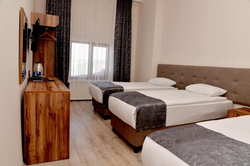 Кровать или кровати в номере Zümrüt Palas Otel
