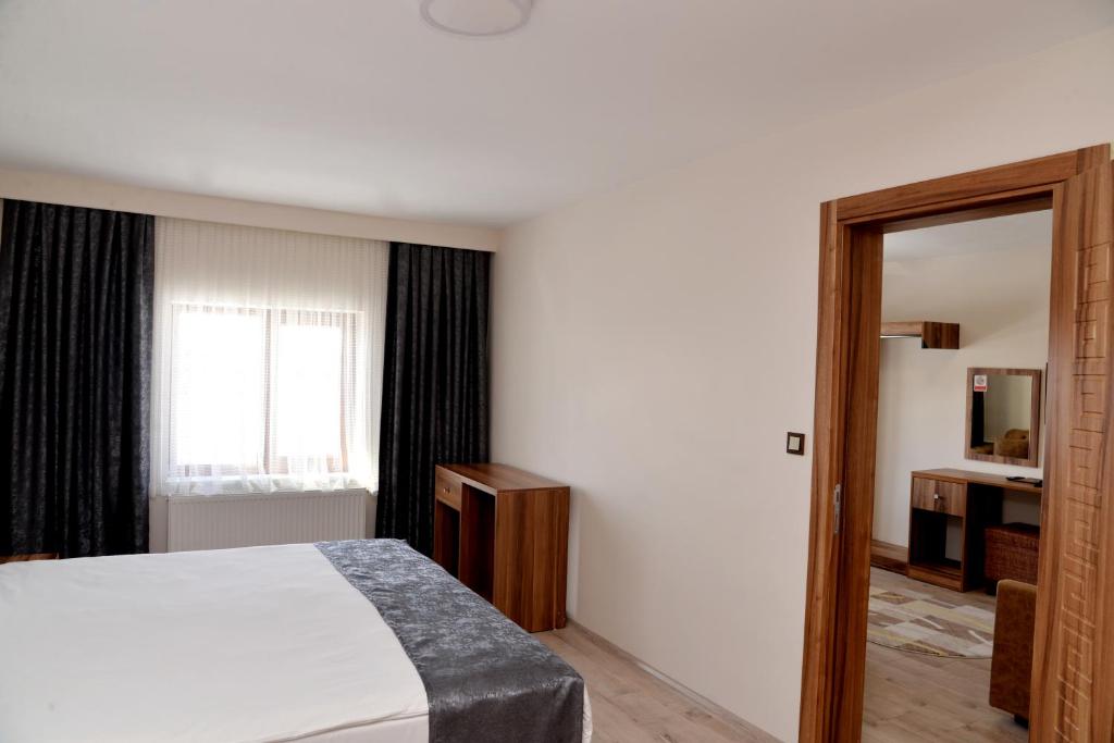 Кровать или кровати в номере Zümrüt Palas Otel