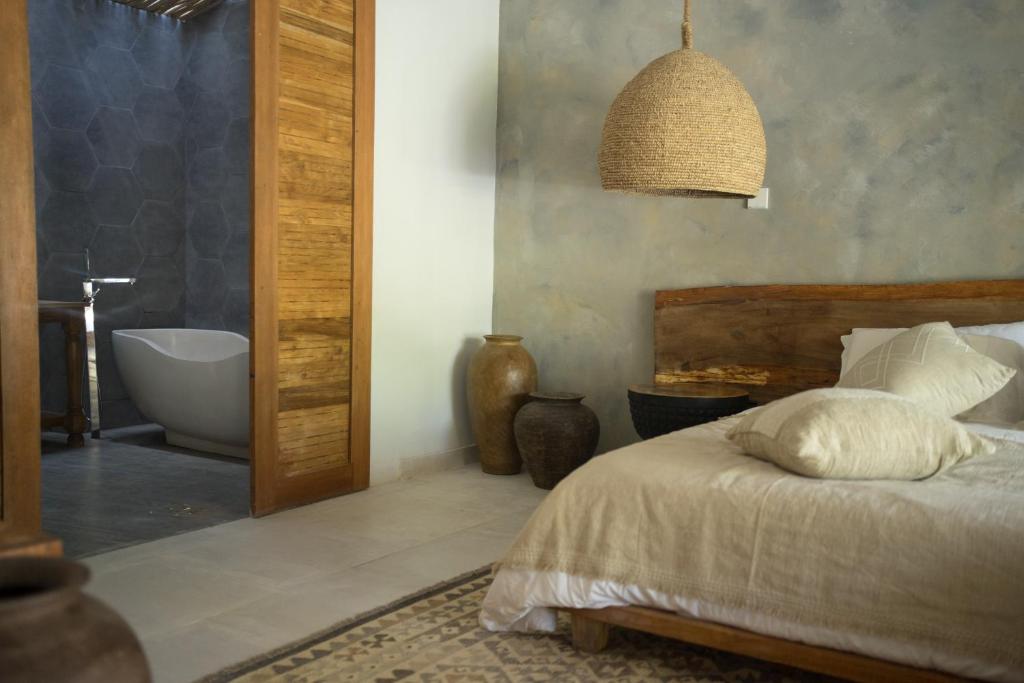Postel nebo postele na pokoji v ubytování Nagara Boutique Hotel