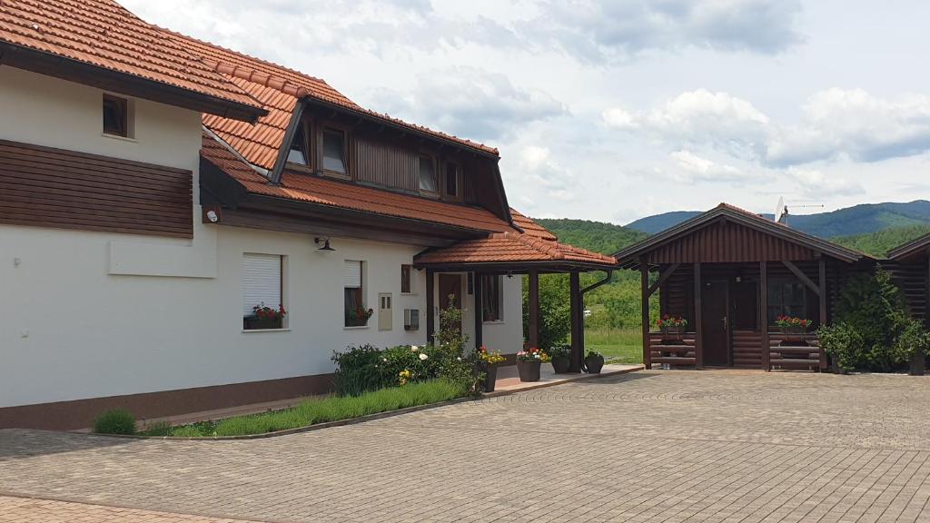 Nespecifikovaný výhled na hory nebo výhled na hory při pohledu z penzionu