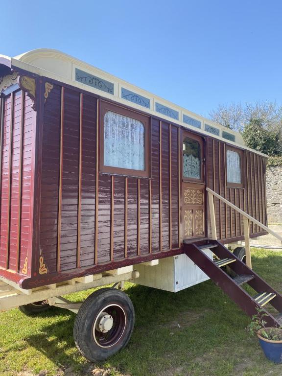 Vintage Showman's Wagon For Two Close to Beach - Hizvo