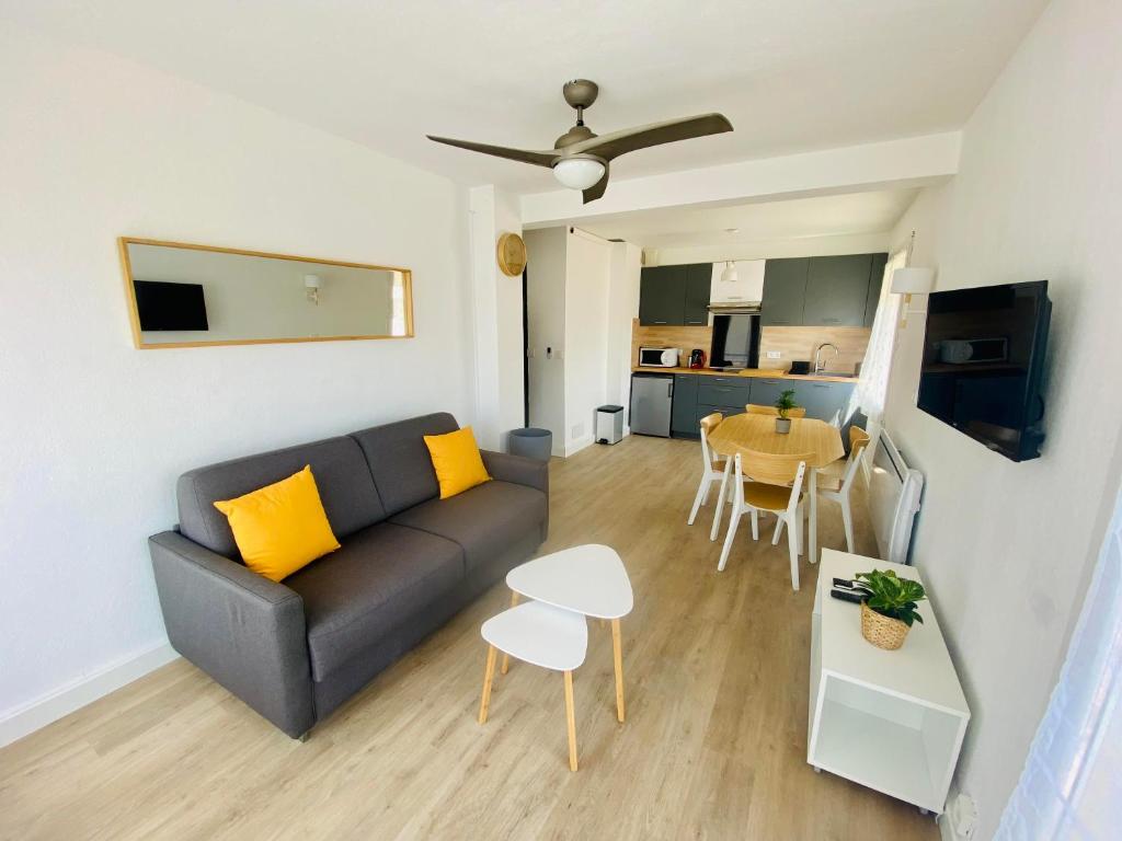 Televisyen dan/atau pusat hiburan di Appartement T2 4 Pers - Bord de Mer