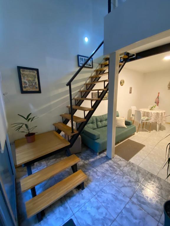 escalera de caracol en una sala de estar con sofá en Jardin Secreto en Rosario