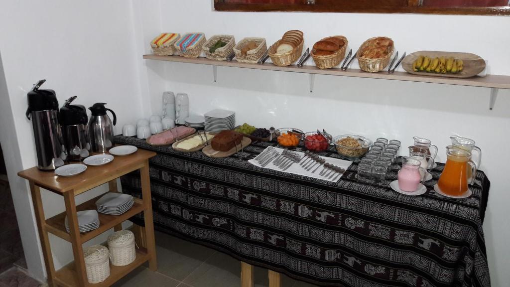 ein Tisch mit einem Buffet mit Speisen drauf in der Unterkunft Inkas Land in Machu Picchu