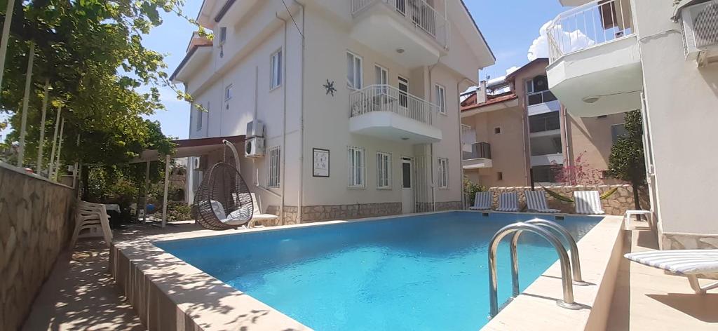 The swimming pool at or close to Mert Apart