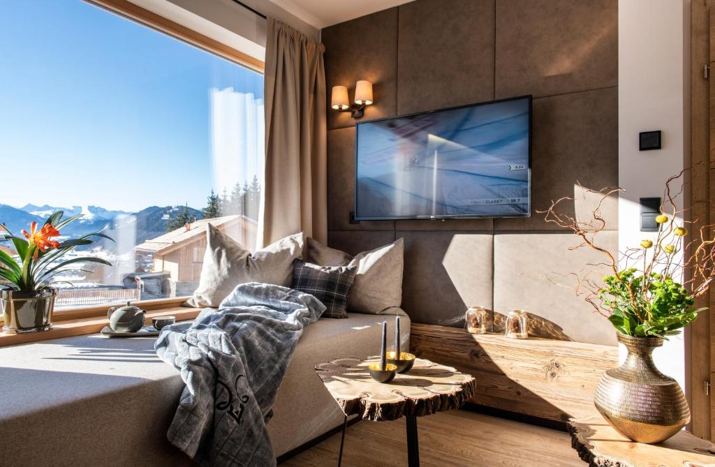 TV a/nebo společenská místnost v ubytování Lerchpeuntgut Almchalets