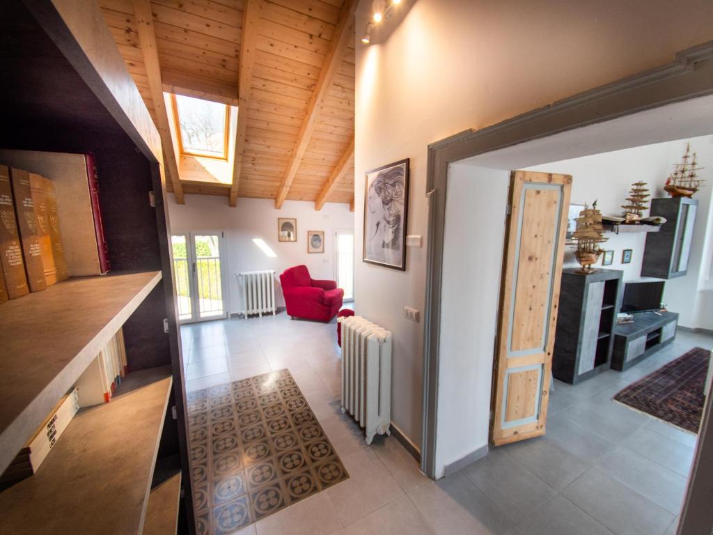 een woonkamer met een rode stoel en een open deur bij VILLA SILVIA-by Home Sitter Como in Como