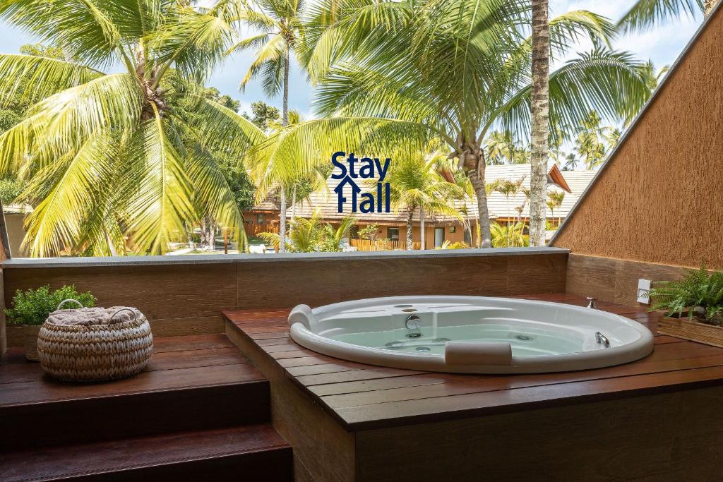 bañera en una habitación con palmeras en Bangalô Luxo-3QT-Jacuzzi e Piscina Privativa-SH009 en Praia dos Carneiros