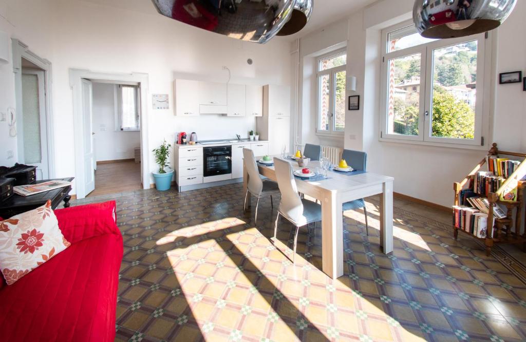 Een keuken of kitchenette bij VILLA SILVIA-by Home Sitter Como