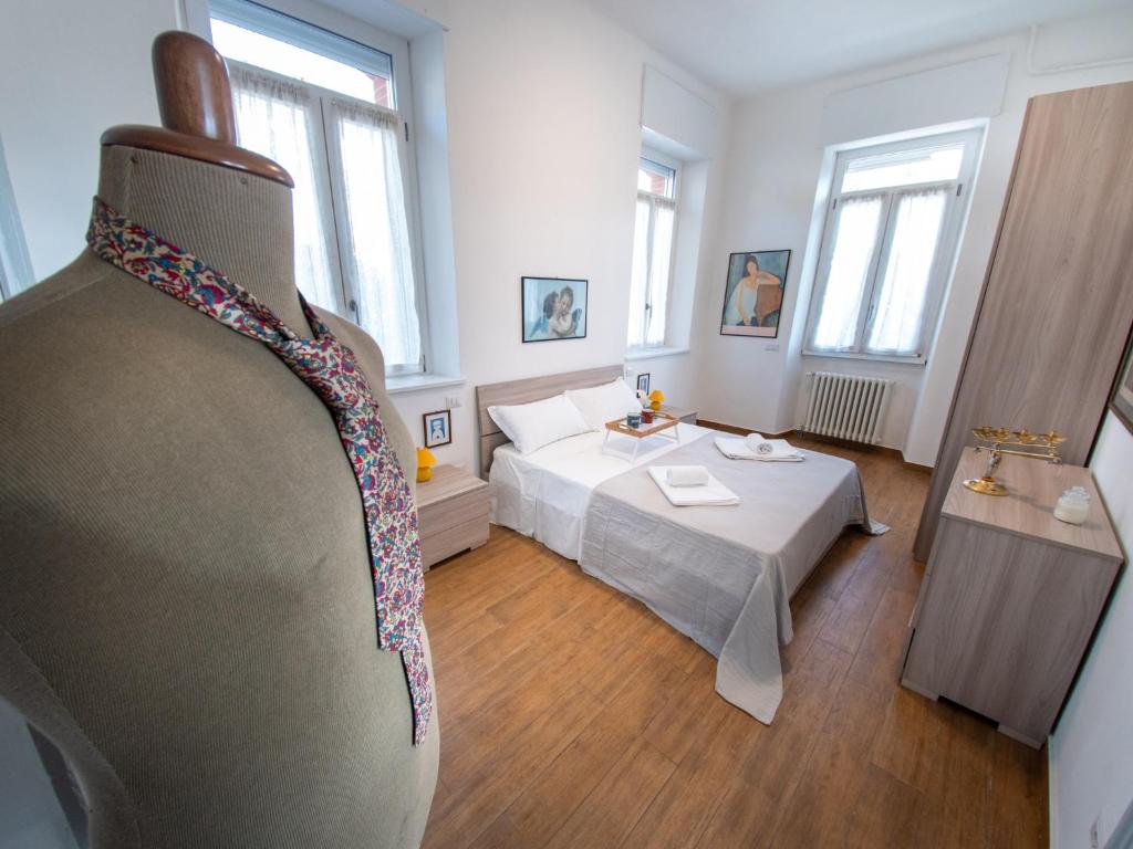 Een bed of bedden in een kamer bij VILLA SILVIA-by Home Sitter Como