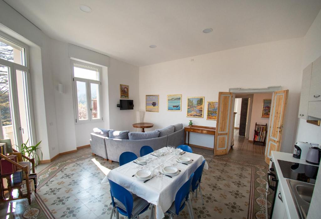 Een TV en/of entertainmentcenter bij VILLA SILVIA-by Home Sitter Como

