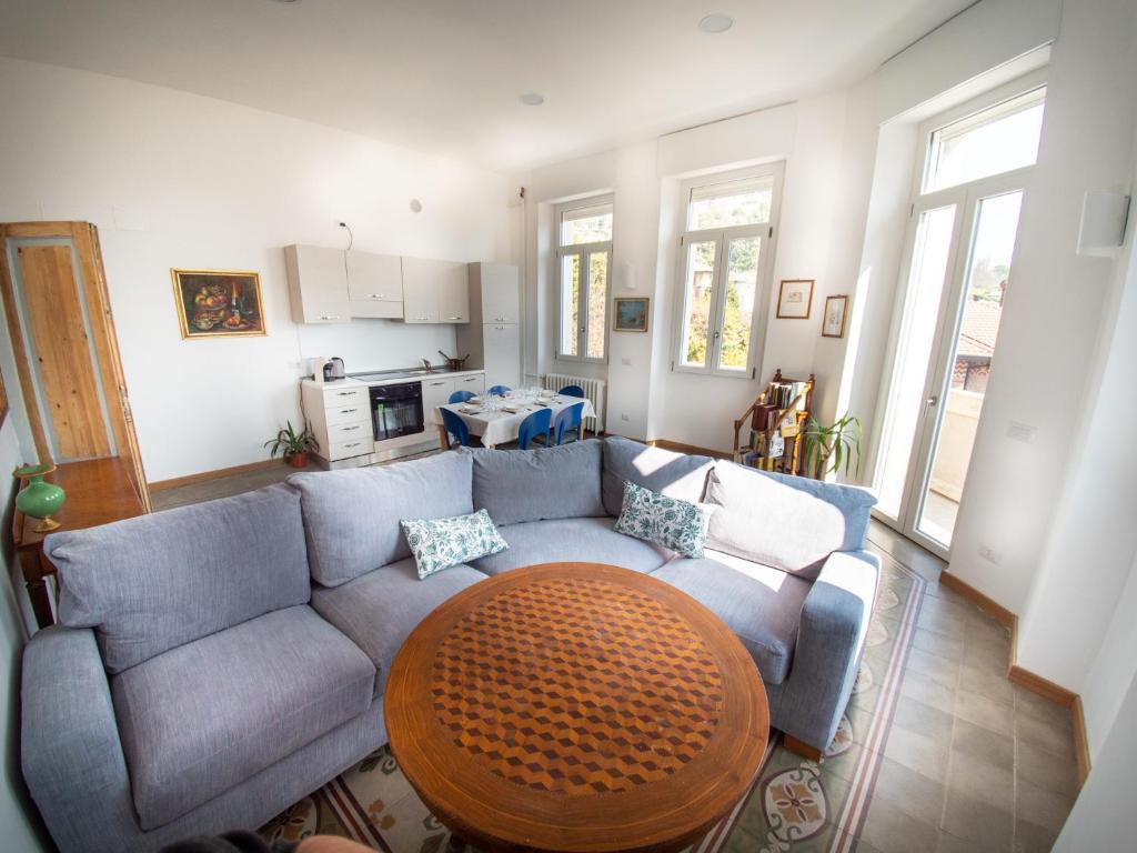 Een zitgedeelte bij VILLA SILVIA-by Home Sitter Como