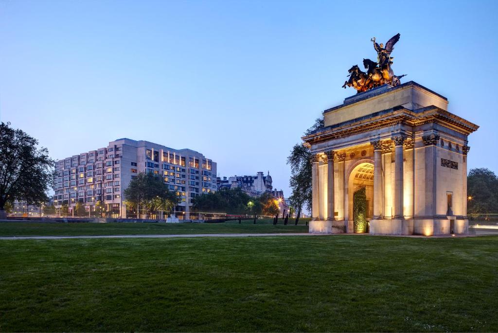 Un monumento en un parque con una estatua en la parte superior en InterContinental London Park Lane by IHG, en Londres