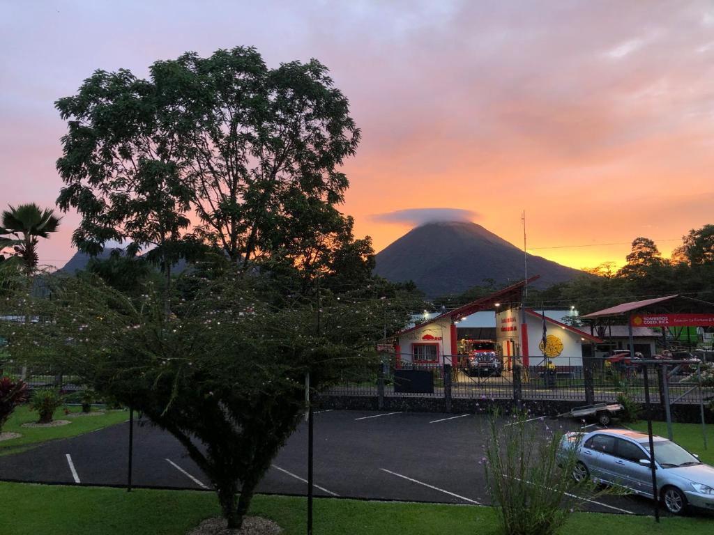 una montaña en la distancia con un coche aparcado en un estacionamiento en Condo's Vista Al Volcan en Fortuna