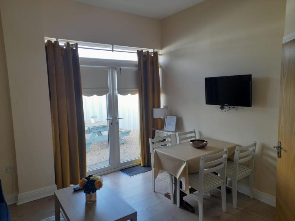 A television and/or entertainment centre at Delphi Cottage