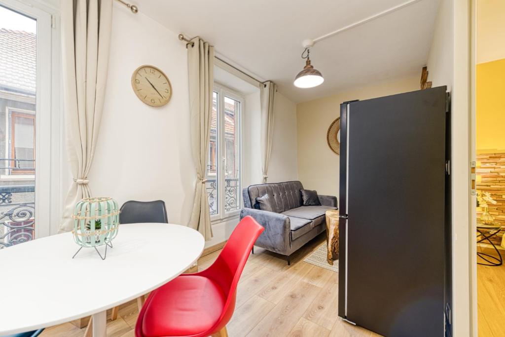 阿勒瓦的住宿－Instant de douceur au pied des Thermes，客厅配有白色桌子和红色椅子