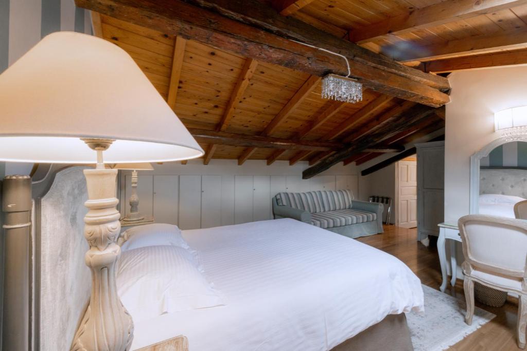 Postel nebo postele na pokoji v ubytování Kastello Hotel