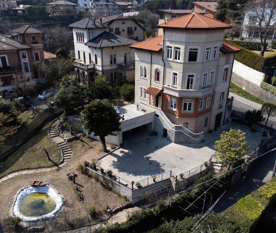 een luchtfoto van een huis in een stad bij VILLA SILVIA-by Home Sitter Como in Como