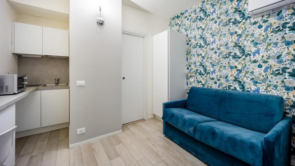 sala de estar con sofá azul en la cocina en Italianway - The B Village Standard, en Milán