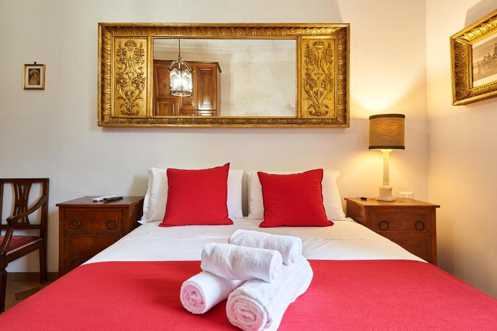 sypialnia z 2 łóżkami i czerwonymi i białymi ręcznikami w obiekcie Fabrizio's Rooms w Rzymie