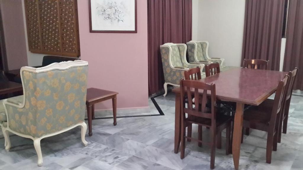 een eetkamer met een tafel en stoelen bij Golden City Apartment - Leisure Holiday Resorts in Kuala Lumpur