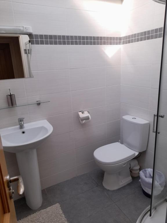 A bathroom at Delphi Cottage