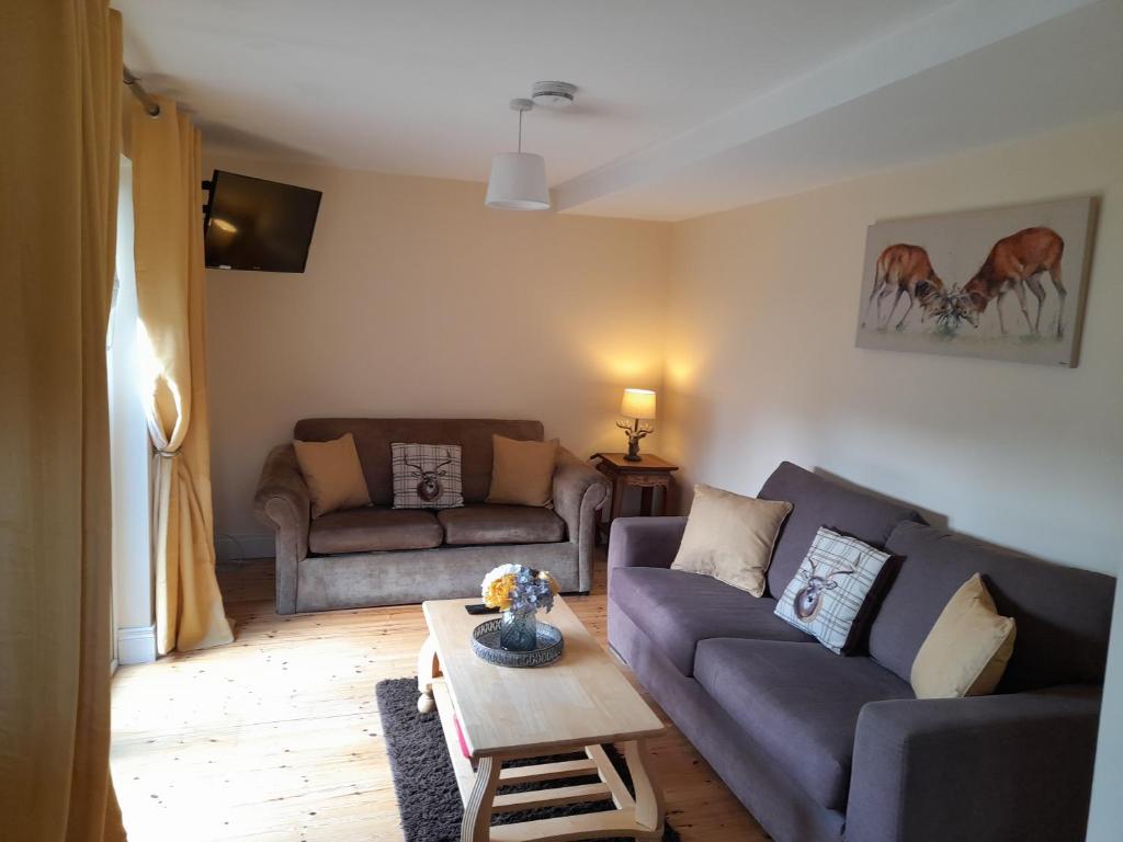 A seating area at Delphi Cottage
