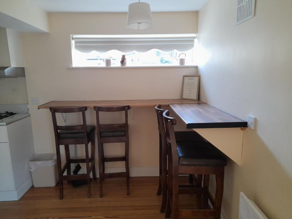 A kitchen or kitchenette at Delphi Cottage