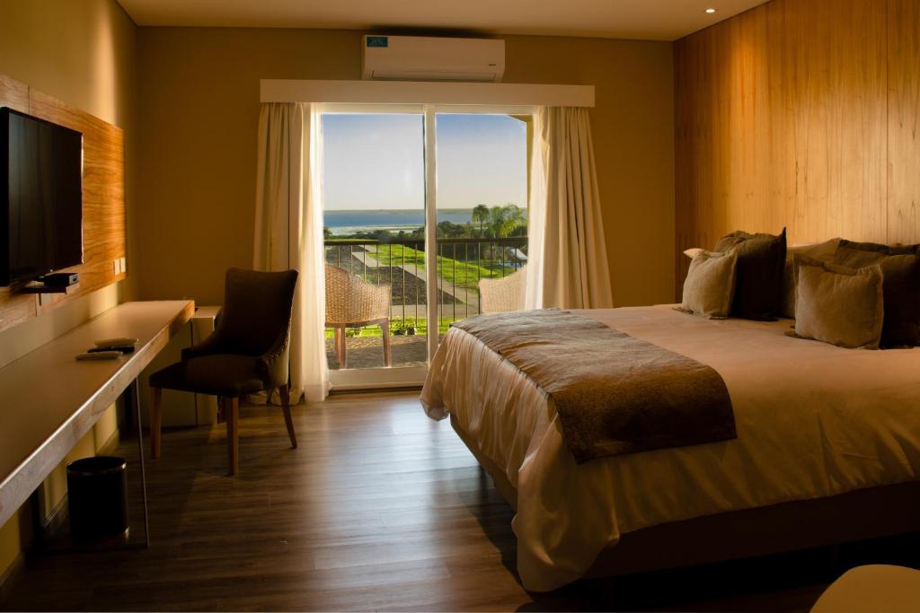 Un pat sau paturi într-o cameră la HOTEL TERMAS VICTORIA Wellness Spa