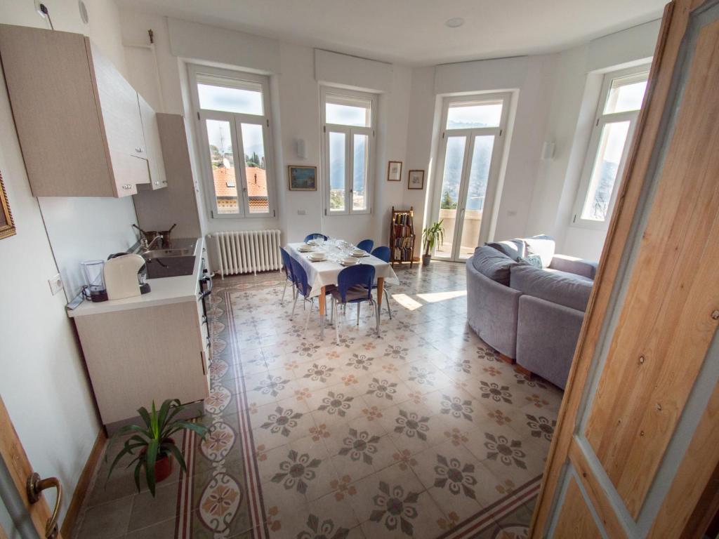 Een zitgedeelte bij VILLA SILVIA-by Home Sitter Como