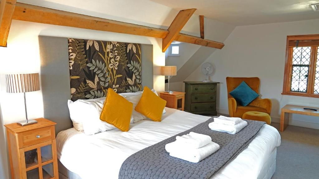 een slaapkamer met een bed met handdoeken erop bij Merchants Rise in Dartmouth