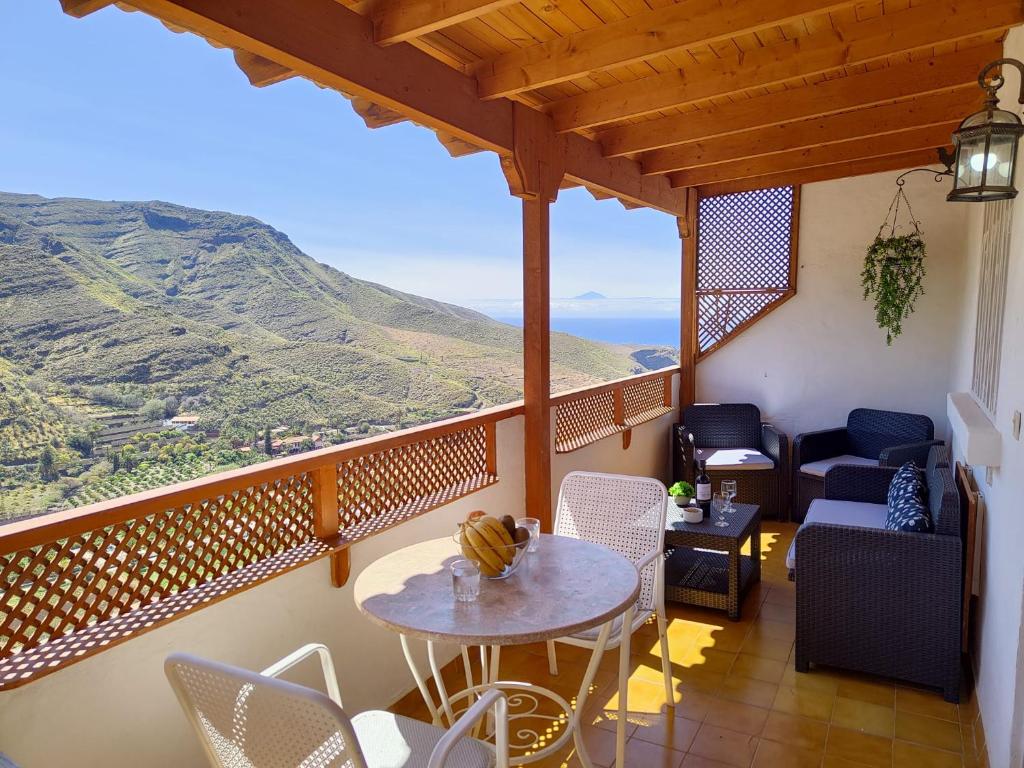 San PedroにあるLa Casita de Agaeteの景色を望むバルコニー(テーブル、椅子付)