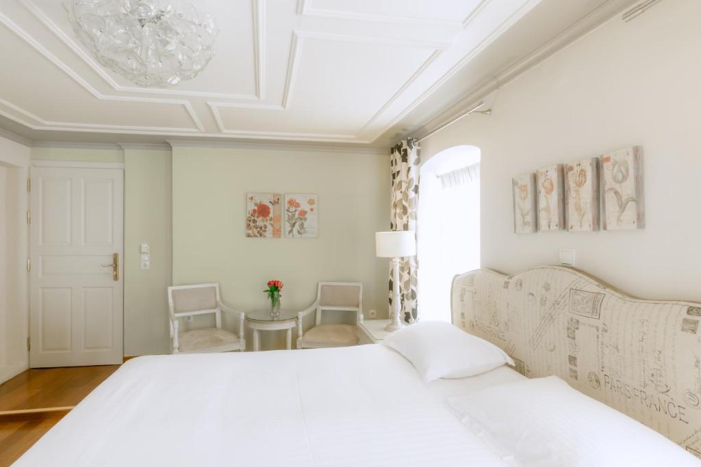 Postel nebo postele na pokoji v ubytování Kastello Hotel