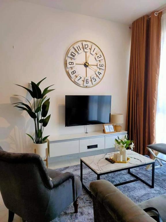 TV a/nebo společenská místnost v ubytování Izz'man Homestay Level 33 Troika Kota Bharu