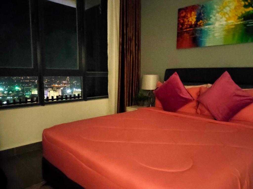 Postel nebo postele na pokoji v ubytování Izz'man Homestay Level 33 Troika Kota Bharu