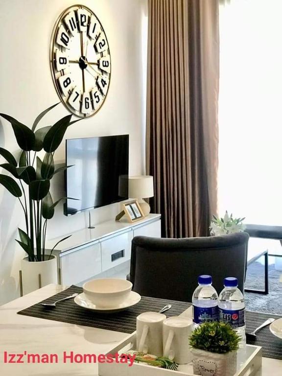 TV a/nebo společenská místnost v ubytování Izz'man Homestay Level 33 Troika Kota Bharu