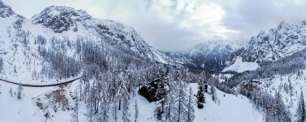 Erjavčeva mountain hut at Vršič pass v zimě