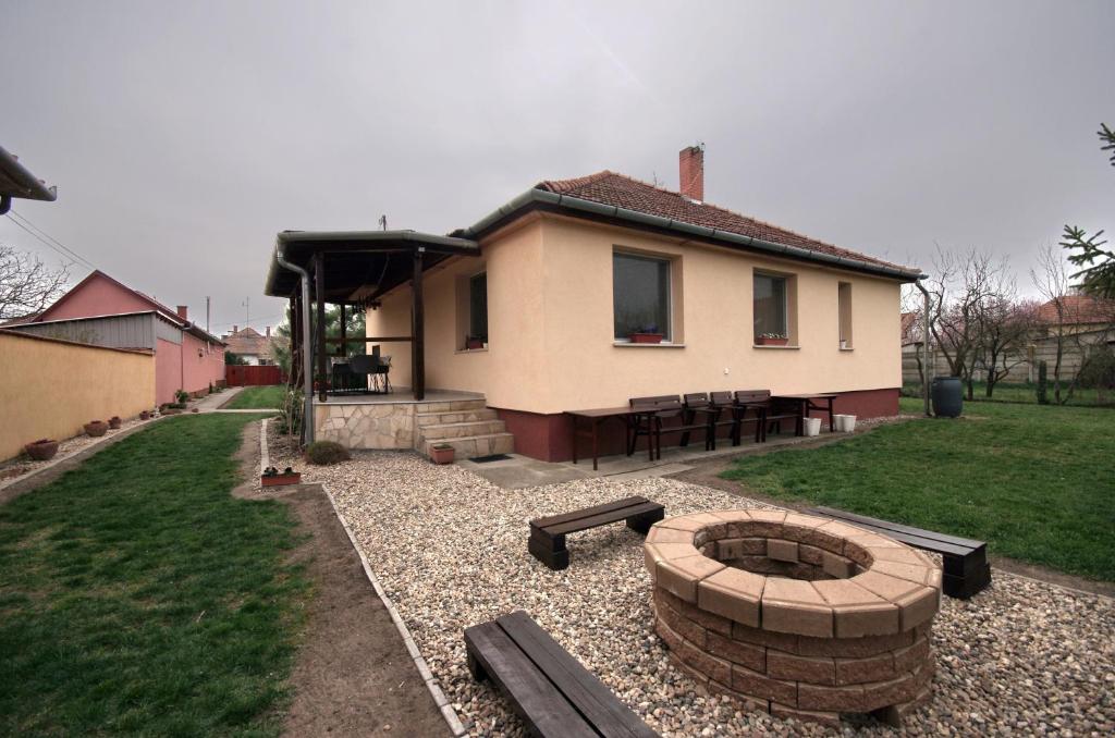 een huis met een vuurplaats in de tuin bij Bodza apartman in Gyula